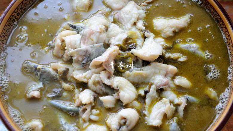 快手酸菜鱼 鱼肉鲜嫩酸菜爽口的宴客硬菜,把锅内的酸汤倒入盆中。