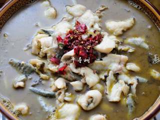 快手酸菜鱼 鱼肉鲜嫩酸菜爽口的宴客硬菜,鱼片上放一些切碎的干辣椒段和花椒。