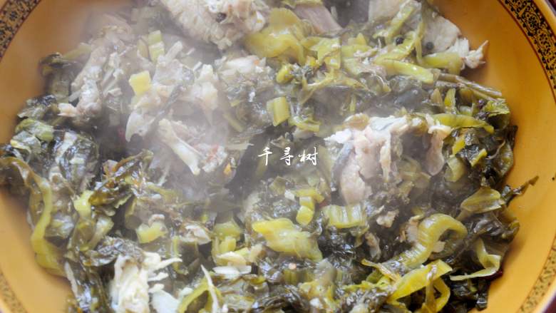 快手酸菜鱼 鱼肉鲜嫩酸菜爽口的宴客硬菜,把酸菜和鱼骨用漏勺捞出，放入盆中。