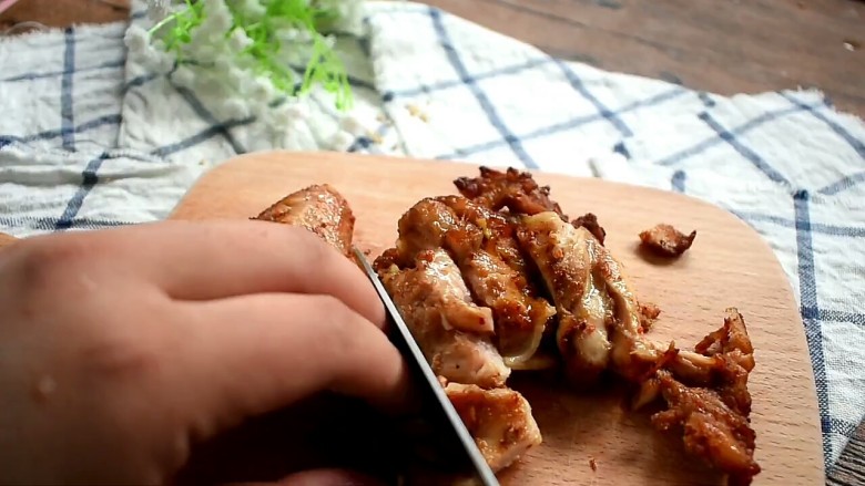 烤肉拌饭,将烤好的鸡肉切成小块