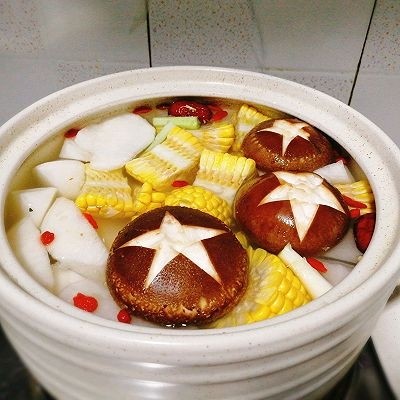 一锅炖+海鲜烩锅,取一砂锅，放入清水，红枣，枸杞子，姜片，葱白，玉米，白萝卜，少量盐