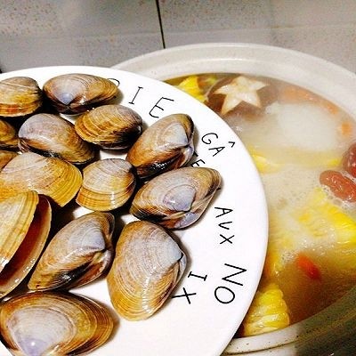 一锅炖+海鲜烩锅,汤开后加入黄蛤