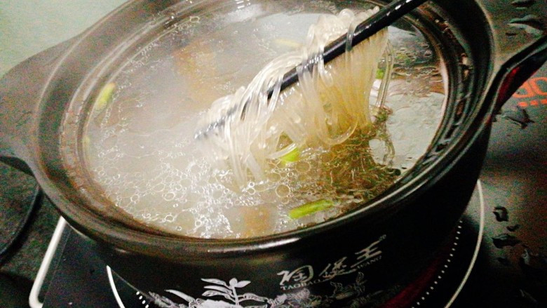 一锅炖+皮皮虾白菜粉丝煲,夹入泡好的红薯粉丝，盐
