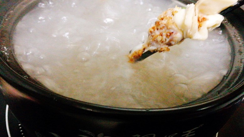 一锅炖+皮皮虾白菜粉丝煲,葱头酥油，盖上盖子煮10分钟，期间记得搅动下