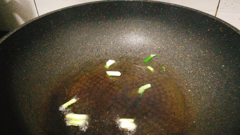 一锅炖+皮皮虾白菜粉丝煲,起油锅，将葱头爆香