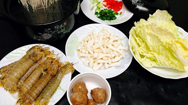 一锅炖+皮皮虾白菜粉丝煲,食材准备好，