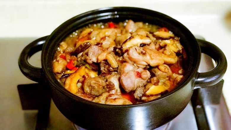 四川版💋黄焖鸡,将炒好的鸡倒入砂锅