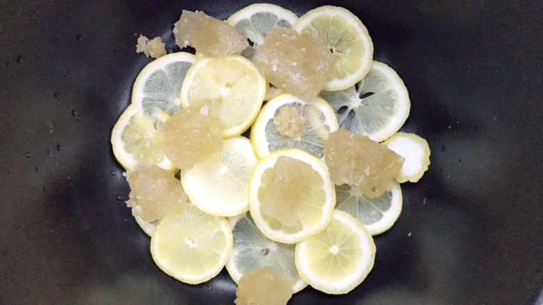 超简易快手柠檬膏,一层柠檬一层黄冰糖码完原材料，完全不用加水