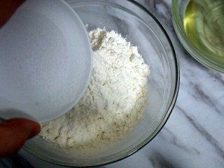 宝宝版少糖海绵蛋糕,将0.5g盐倒入面粉