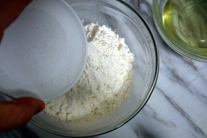 宝宝版少糖海绵蛋糕,将0.5g盐倒入面粉