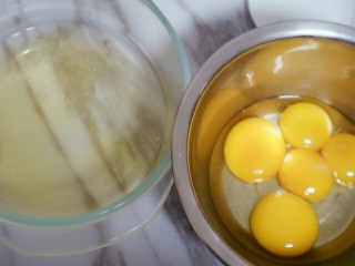 宝宝版少糖海绵蛋糕,鸡蛋洗净后磕开，三个蛋清加一个全蛋，剩下得蛋清单独打发（我大出来了两个双黄蛋所以我去掉了一个蛋黄）