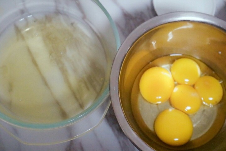 宝宝版少糖海绵蛋糕,<a style='color:red;display:inline-block;' href='/shicai/ 9'>鸡蛋</a>洗净后磕开，三个蛋清加一个全蛋，剩下得蛋清单独打发（我大出来了两个双黄蛋所以我去掉了一个蛋黄）