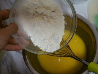 宝宝版少糖海绵蛋糕,搅均匀后加入奶粉和干面粉