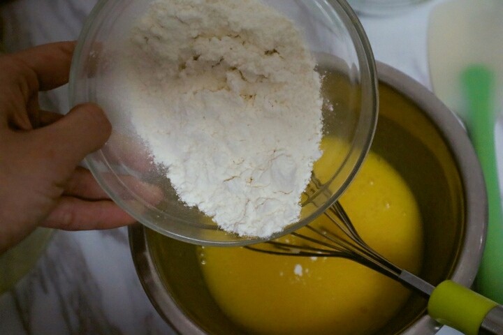 宝宝版少糖海绵蛋糕,搅均匀后加入奶粉和干面粉