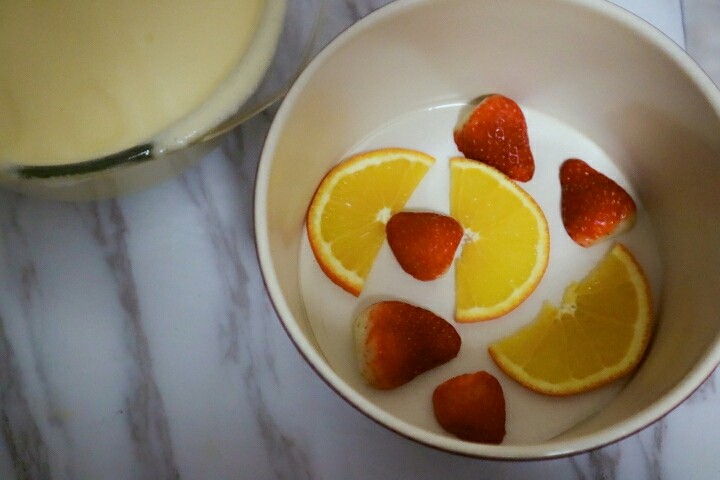 宝宝版少糖海绵蛋糕,将草莓橙子摆入蛋糕模中