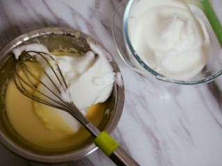 宝宝版少糖海绵蛋糕,取三分之一蛋白糊加入活好的蛋黄糊中上下翻拌均匀