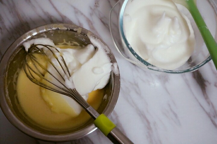 宝宝版少糖海绵蛋糕,取三分之一蛋白糊加入活好的蛋黄糊中上下翻拌均匀