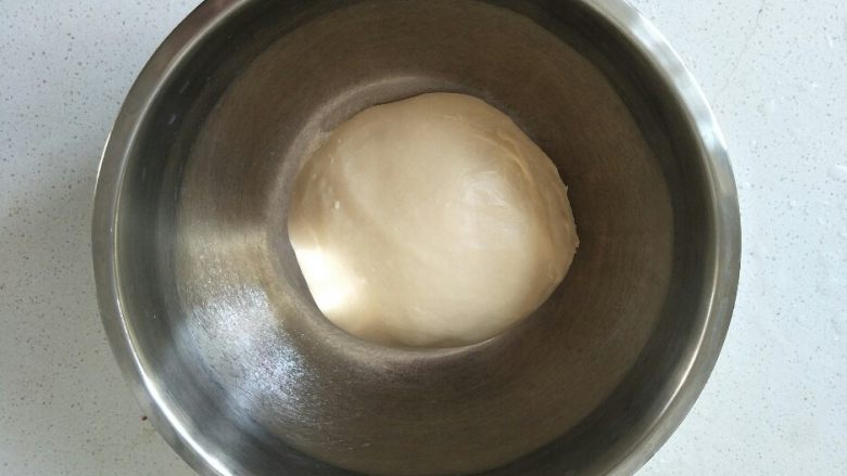 白猫小面包,放在干净的容器中盖上保鲜膜进行一次发酵