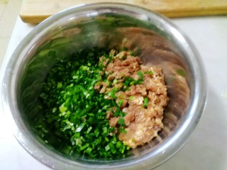 花样玉米面蒸饺,把韭菜和肉馅放盆里