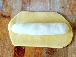 花样玉米面蒸饺,玉米面擀成饼，放入白面，包起来，揉成长条