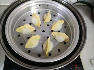 花样玉米面蒸饺,锅加水，放上蒸饺