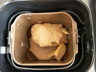 刺猬面包,揉成光滑的面团后加入室温软化的黄油