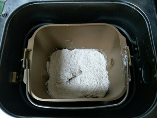 刺猬面包,
除去黄油所有材料先液体后粉放入面包机中揉面