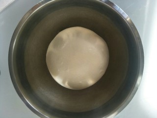 刺猬面包,放在干净的容器中盖上保鲜膜进行一次发酵