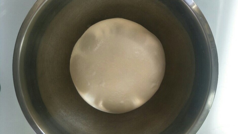 刺猬面包,放在干净的容器中盖上保鲜膜进行一次发酵