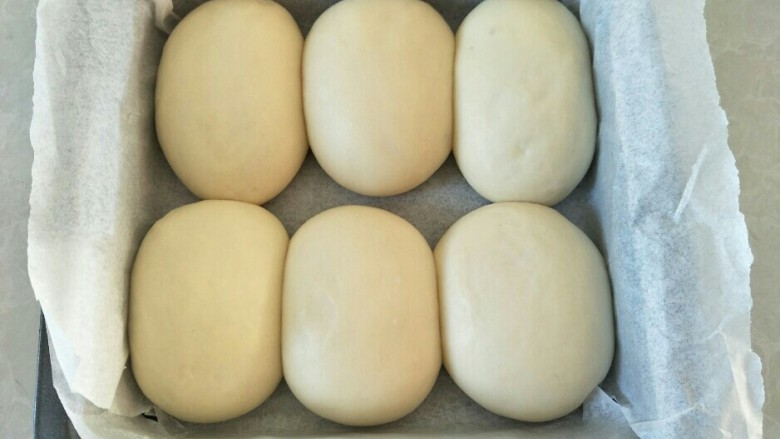 刺猬面包,面团放在温暖湿润处进行二次发酵，发酵两倍大