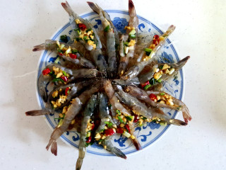 清蒸开背虾,把虾放在铺有粉丝的盆中。