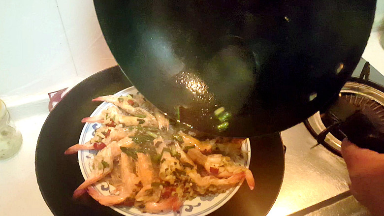 清蒸开背虾,待沸腾之后，均匀撒在虾上。