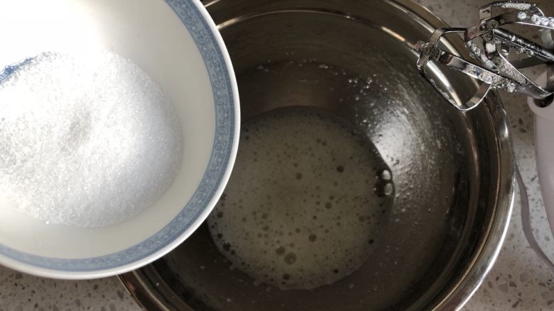 红枣红糖戚风,电动打蛋器低速打到蛋清有粗泡，倒入1/3的细砂糖、继续中速打发
