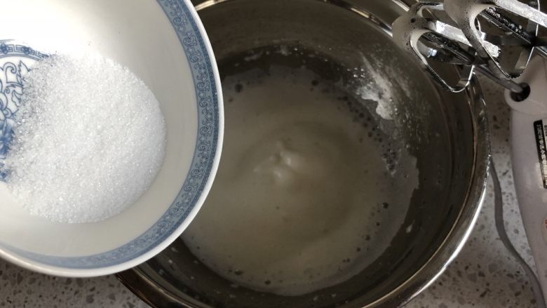红枣红糖戚风,打发到蛋清泡沫细腻，再倒入1/3的细砂糖，继续中高速打发