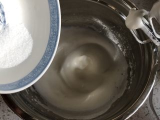 红枣红糖戚风,打发至蛋清有明显纹路，倒入剩下的全部细砂糖，继续中高速打发