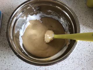 红枣红糖戚风,最后将翻拌均匀的蛋糕糊倒入剩下的蛋白霜的痛容器里，用刮刀翻拌均匀