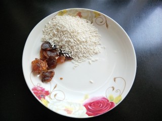 桂圆莲子八宝粥,准备糯米。