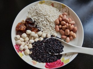 桂圆莲子八宝粥,准备黑米。