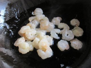 黄瓜滑虾仁,小火把虾仁一个一个放入到锅里，炒匀，这样可以保证虾仁的脆嫩口感。