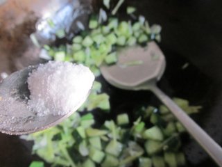 黄瓜滑虾仁,倒入黄瓜丁煸炒，加盐调味。