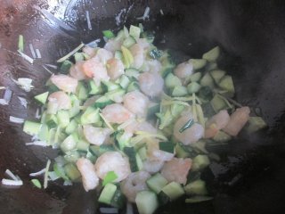 黄瓜滑虾仁,快速翻炒均匀。