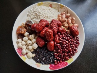 桂圆莲子八宝粥,准备红豆，红枣。