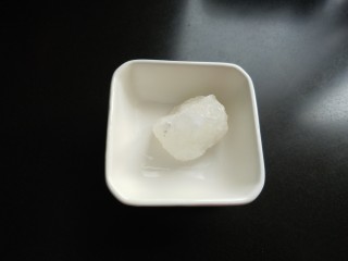 桂圆莲子八宝粥,准备冰糖。