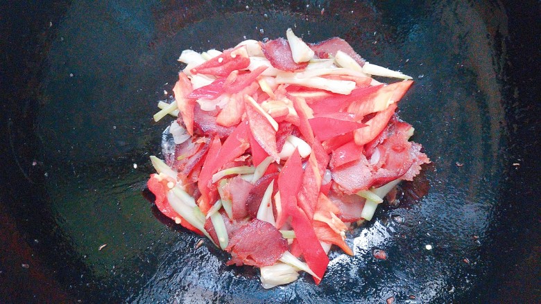 双椒茭头炒腊肉,等茭头炒熟了，再下红椒一起炒！