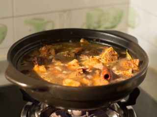 红焖牛腩砂锅煲,加开水煮沸