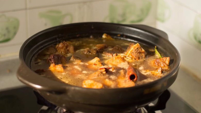 红焖牛腩砂锅煲,加开水煮沸