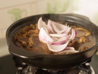 红焖牛腩砂锅煲,最后看个人口味加入洋葱，大火煮5分钟。