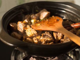 红焖牛腩砂锅煲,加入牛肉炒炒炒