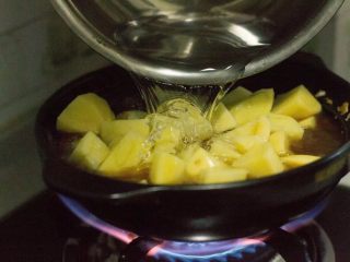 黄焖鸡米饭,加入土豆和开水