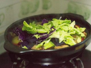 黄焖鸡米饭,大火收汁，喜欢的话加点蔬菜。